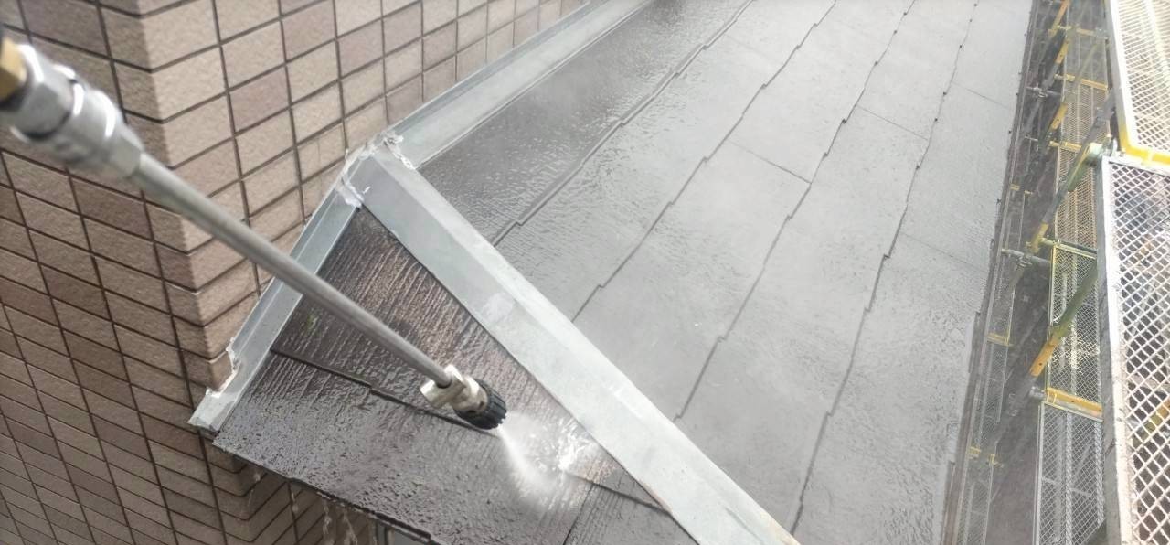 屋根の高圧洗浄(下地を整える工程)